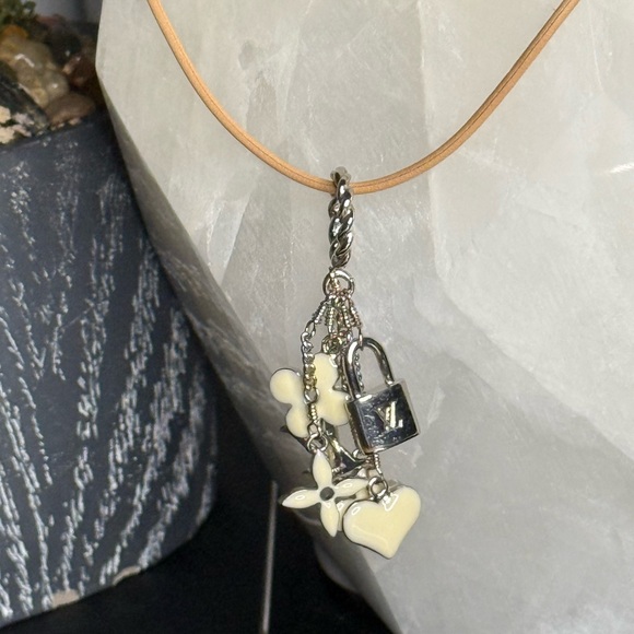 Louis Vuitton Necklace - Picture 10 of 15
